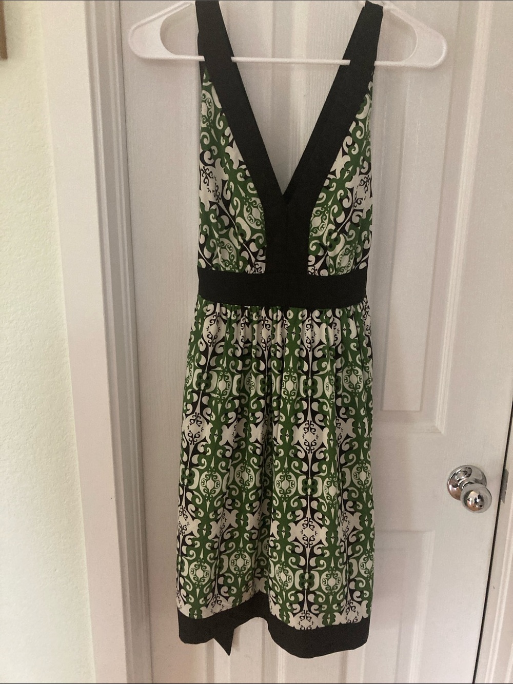 Sleeveless V-Neck Green Patterned Day Dress